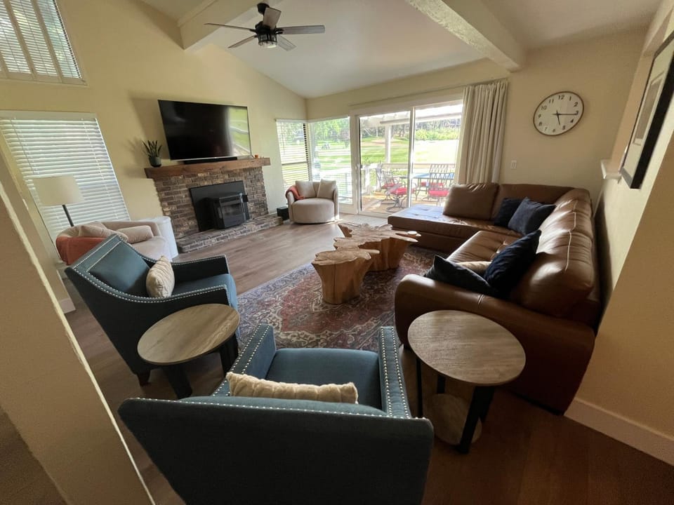 TV and multimedia, Seating area, fireplace