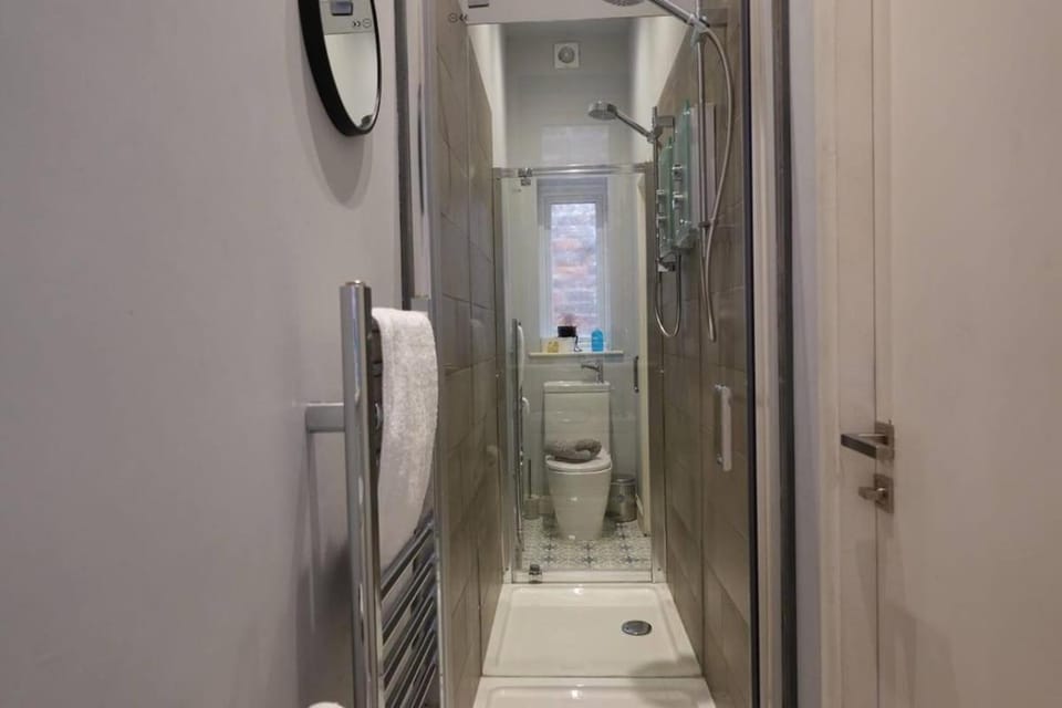 Modern Studio - Central Location Apartment in Southport