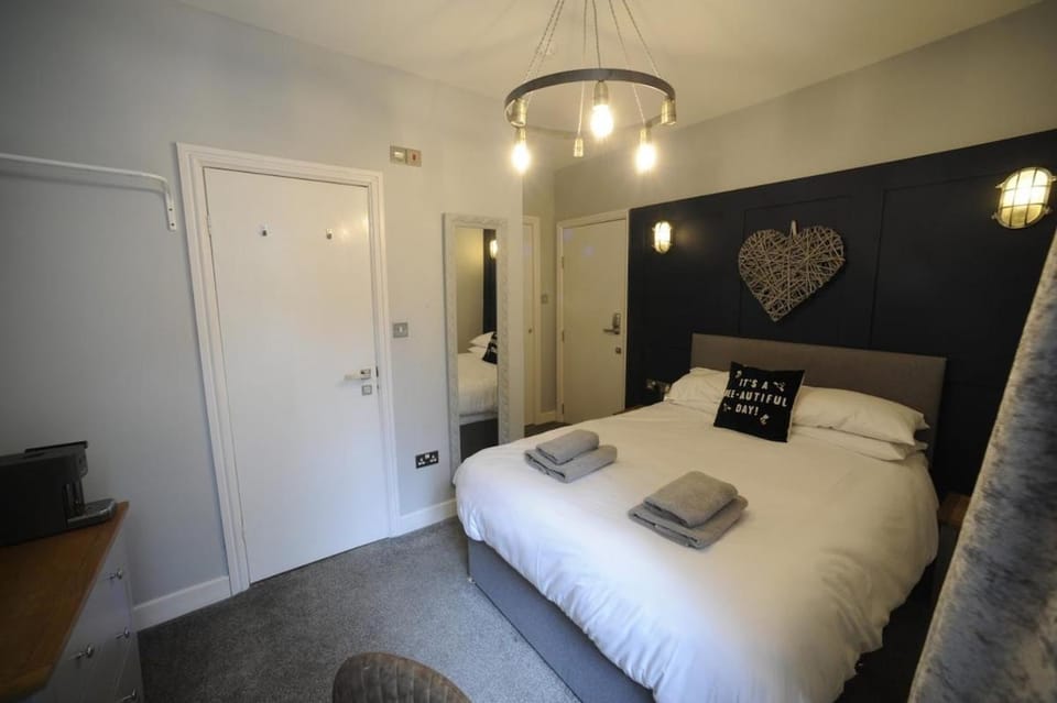 Modern Studio - Central Location Apartment in Southport