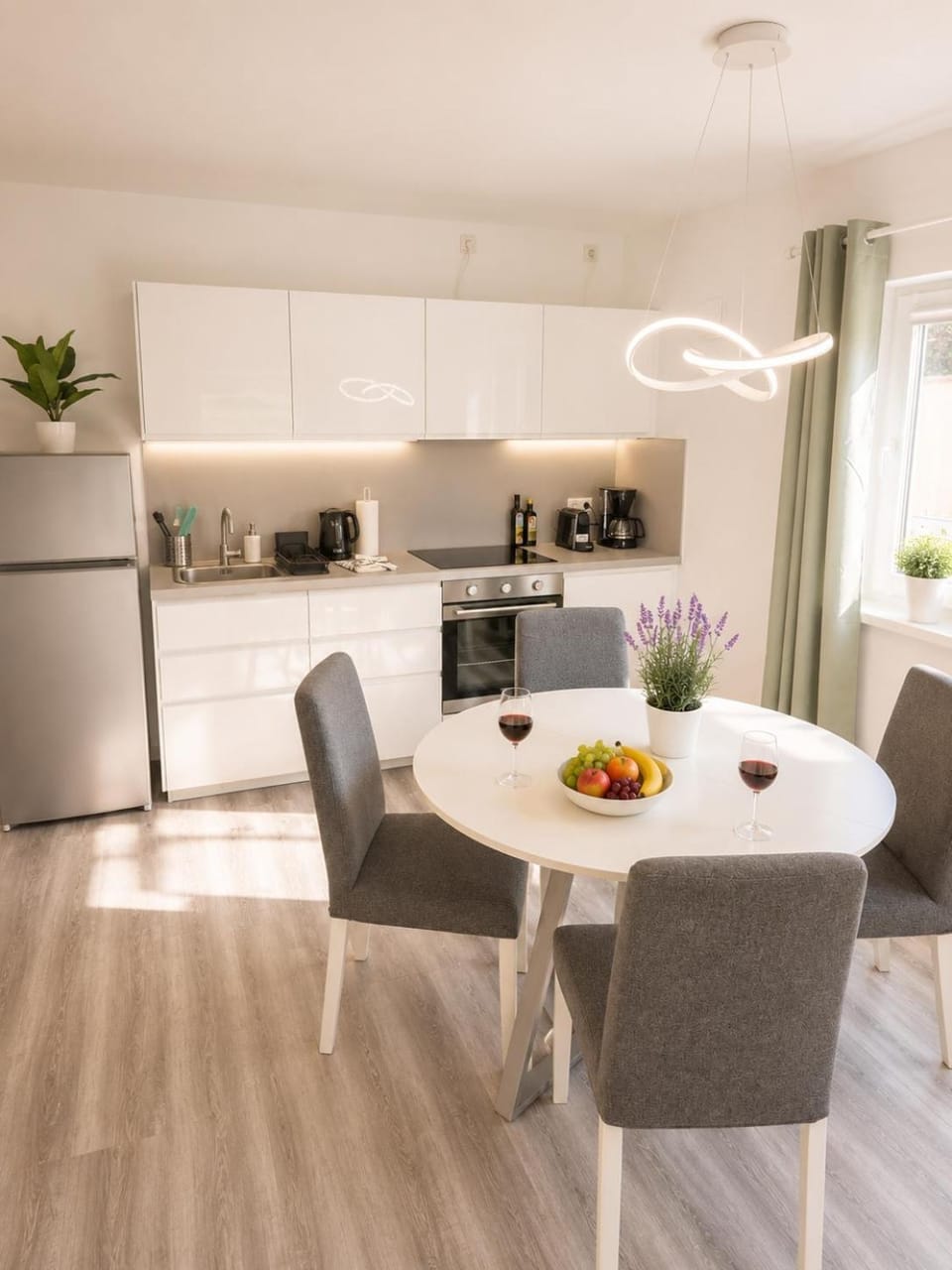 Kitchen or kitchenette, Dining area