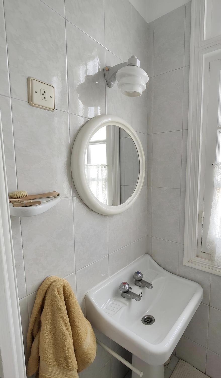 Toilet, towels