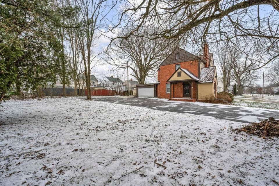 Cozy 3BR Tudor Home w Spacious Backyard House in Cleveland Heights
