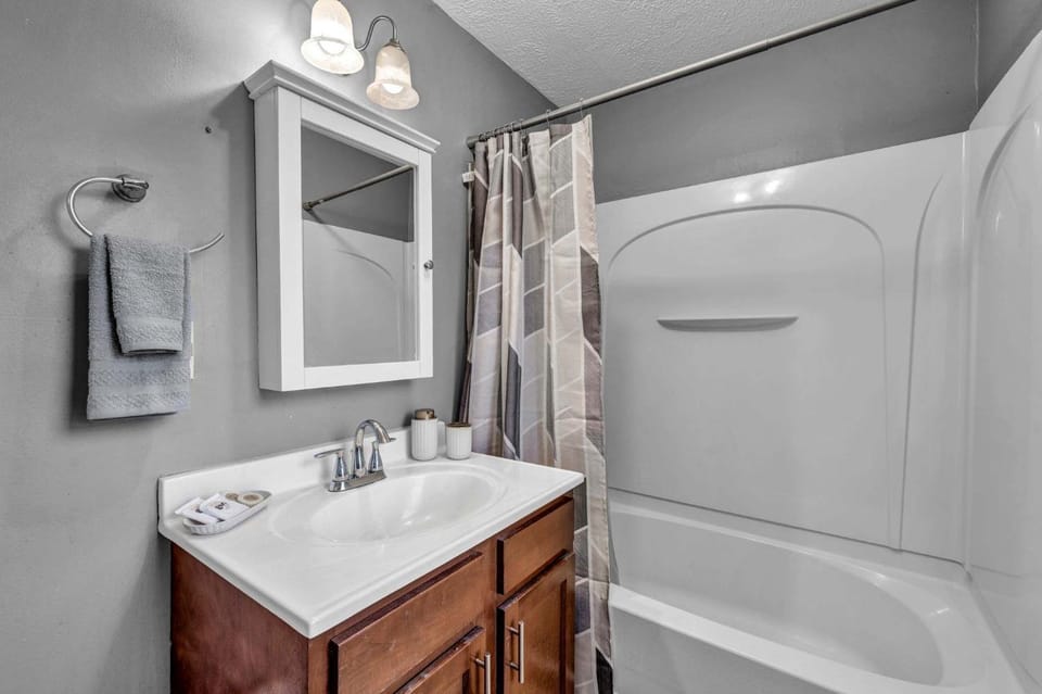 Cozy 3BR Tudor Home w Spacious Backyard House in Cleveland Heights