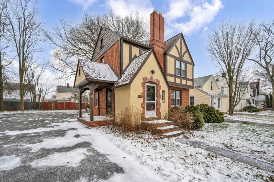 Cozy 3BR Tudor Home w Spacious Backyard House in Cleveland Heights