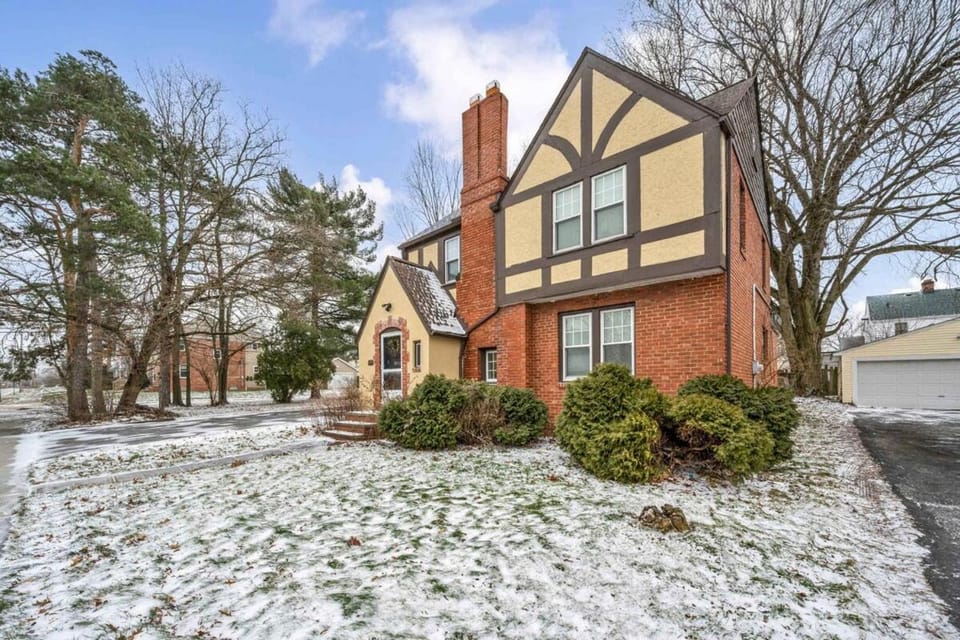 Cozy 3BR Tudor Home w Spacious Backyard House in Cleveland Heights