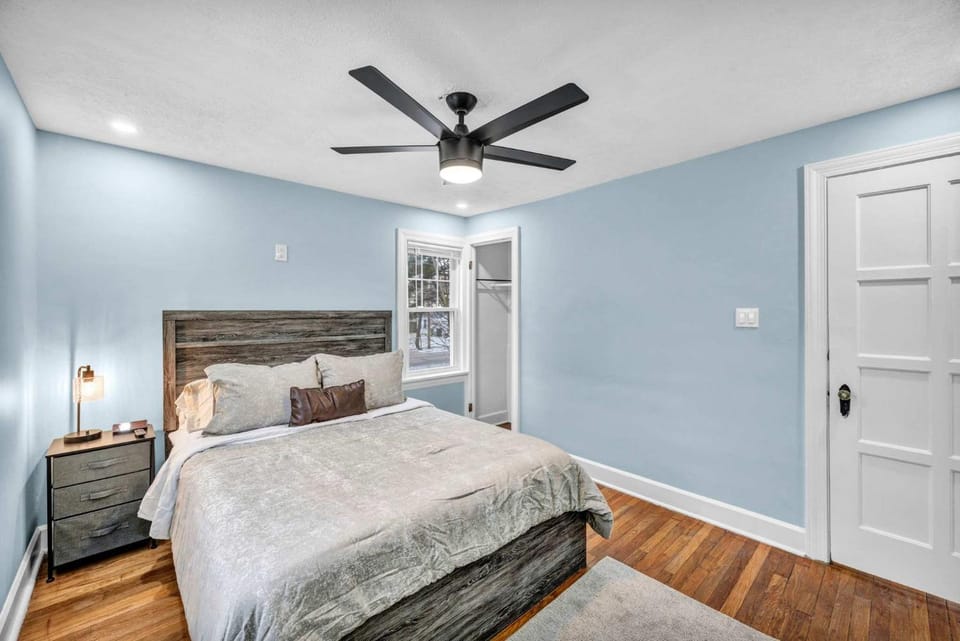 Cozy 3BR Tudor Home w Spacious Backyard House in Cleveland Heights