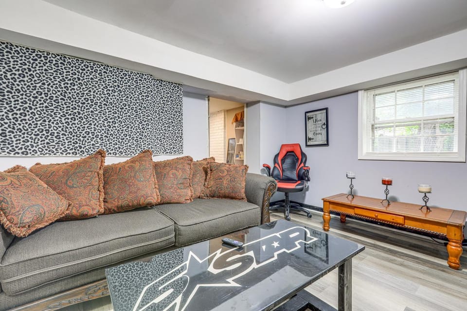 Near Southern Regional MC! Commuter-Friendly Base House in Riverdale