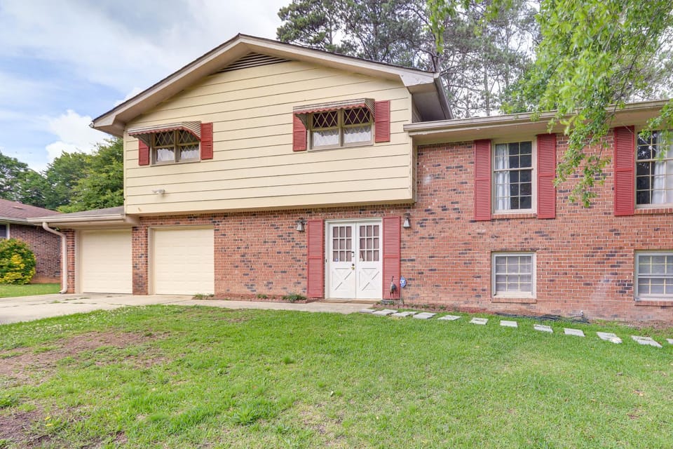 Near Southern Regional MC! Commuter-Friendly Base House in Riverdale