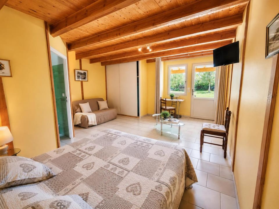Bed, TV and multimedia, Living room, Photo of the whole room, Seating area, Bedroom