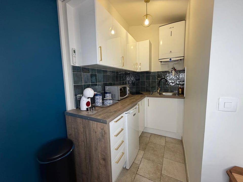 Coffee/tea facilities, Kitchen or kitchenette, stove, toaster