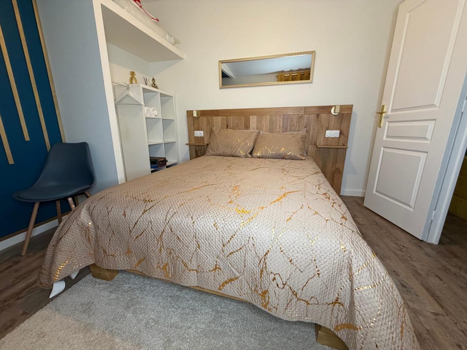 Bed, Photo of the whole room, Bedroom, wardrobe