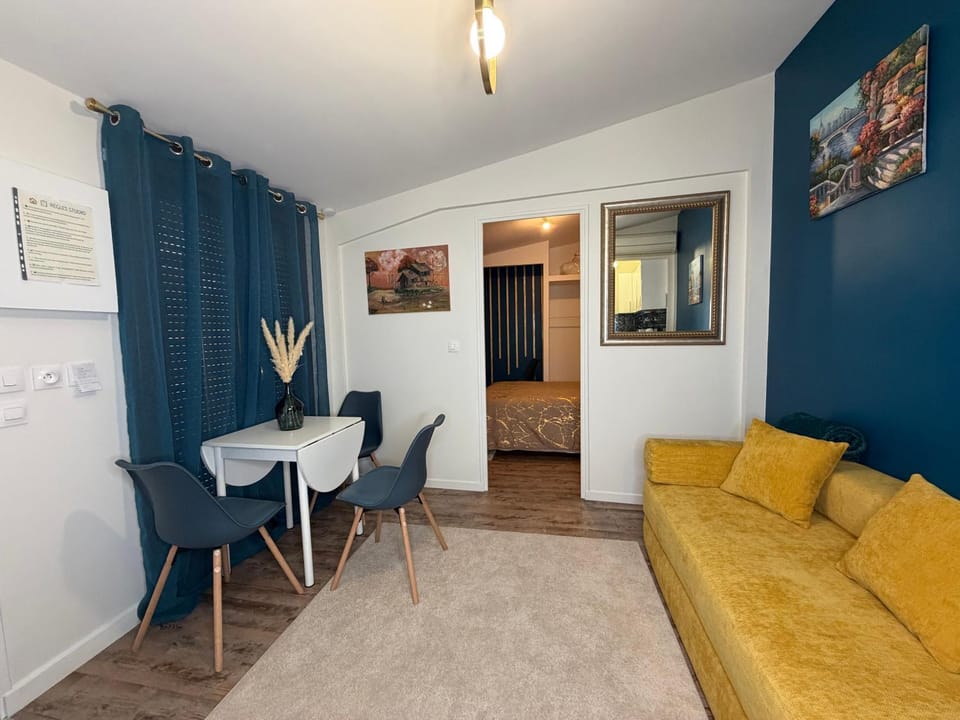 Living room, Seating area, Dining area