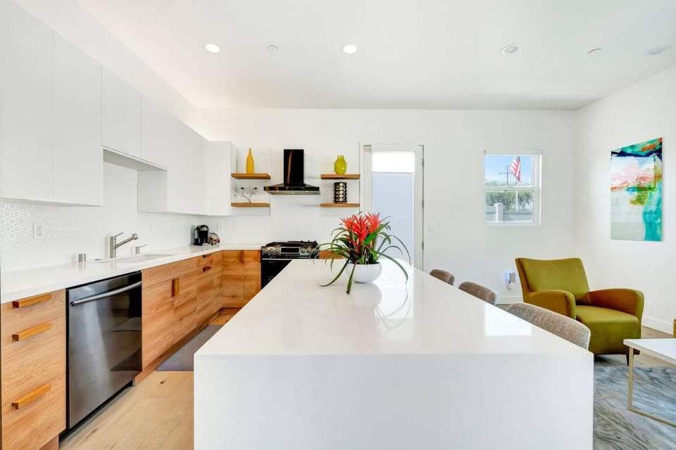 Generous 2 King-Suites W/ Backyard & Barbecue! House in Woodland Hills