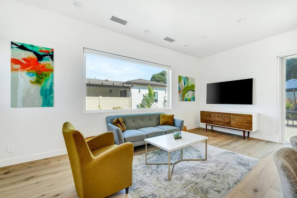 Generous 2 King-Suites W/ Backyard & Barbecue! House in Woodland Hills