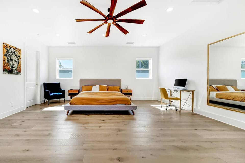Generous 2 King-Suites W/ Backyard & Barbecue! House in Woodland Hills