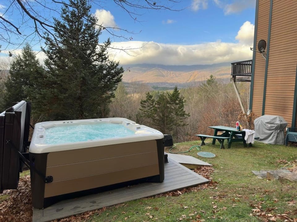 Vermont Post & Beam wHot Tub & Stunning Views House in Waitsfield