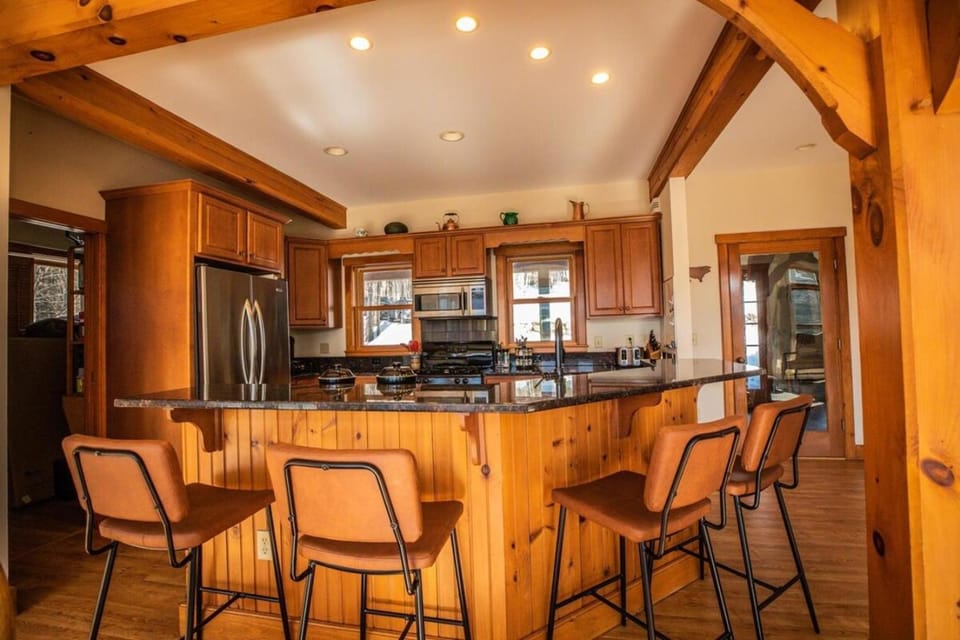 Vermont Post & Beam wHot Tub & Stunning Views House in Waitsfield