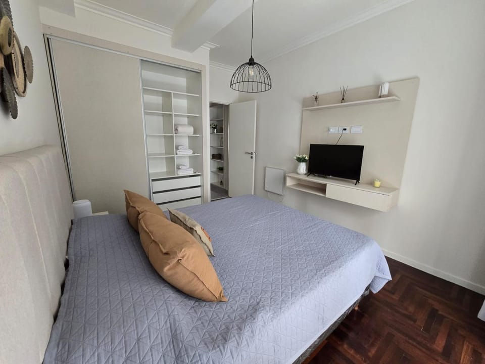 Bed, TV and multimedia, Bedroom