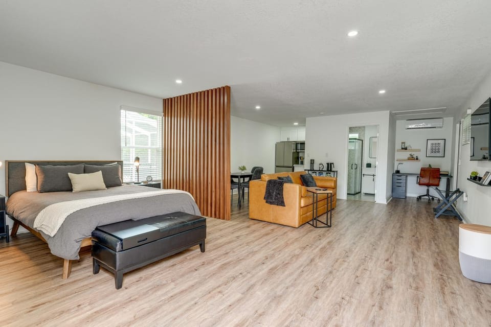Putting Green + Outdoor Fun: Lakeland Group Escape House in Lakeland