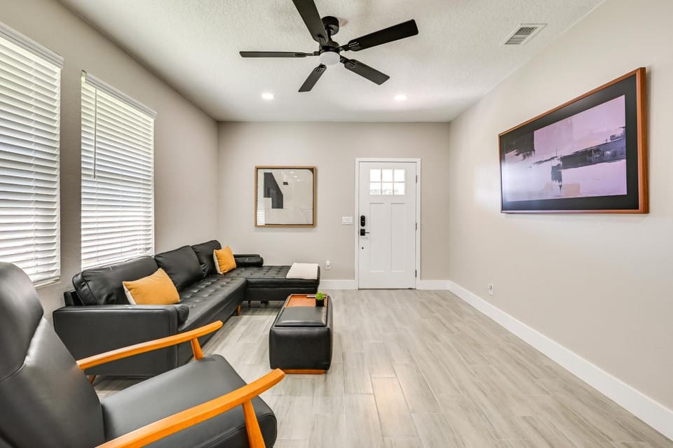 Putting Green + Outdoor Fun: Lakeland Group Escape House in Lakeland