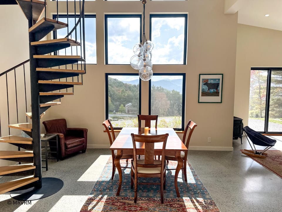 Top of the Hill Modern Retreat House in Warren