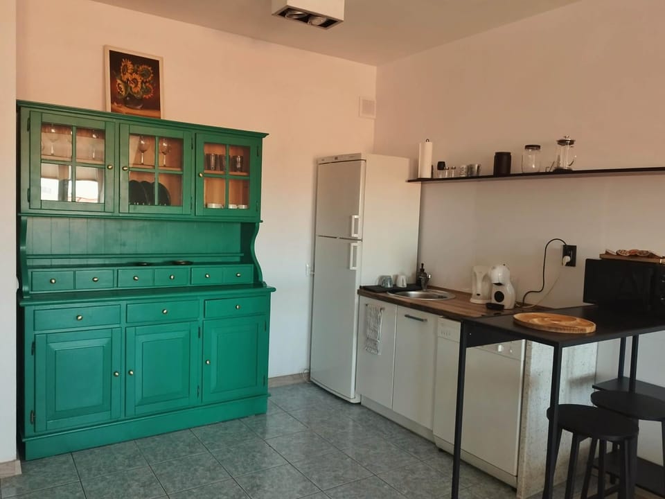 Coffee/tea facilities, oven, stove