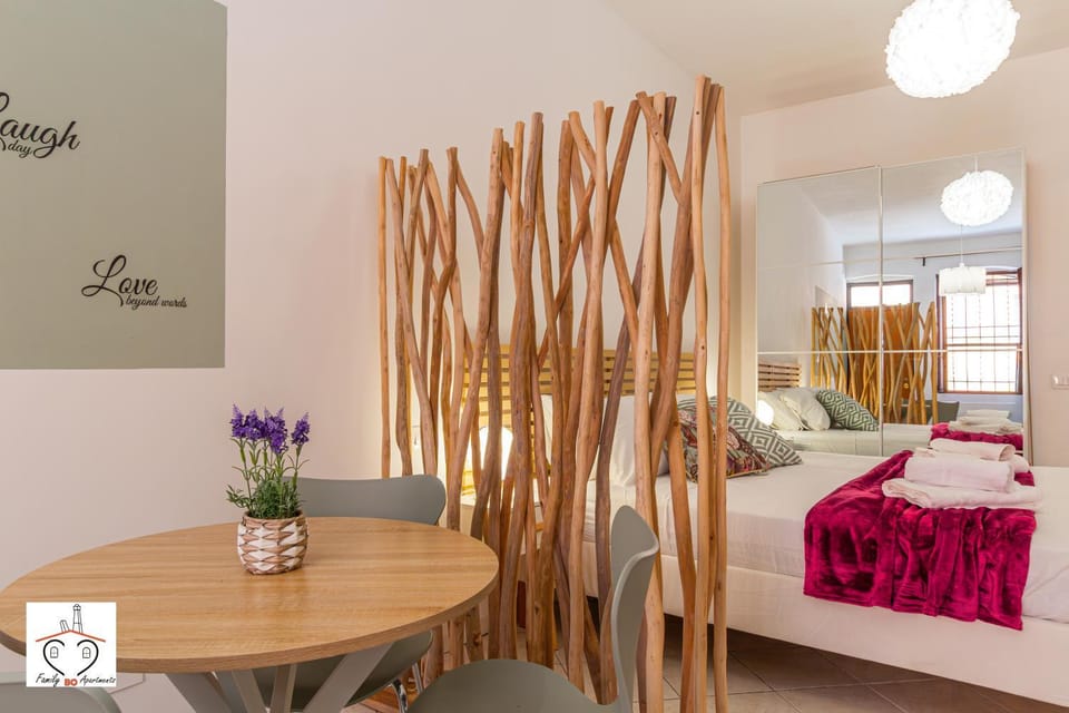Bed, Dining area, Bedroom, wardrobe