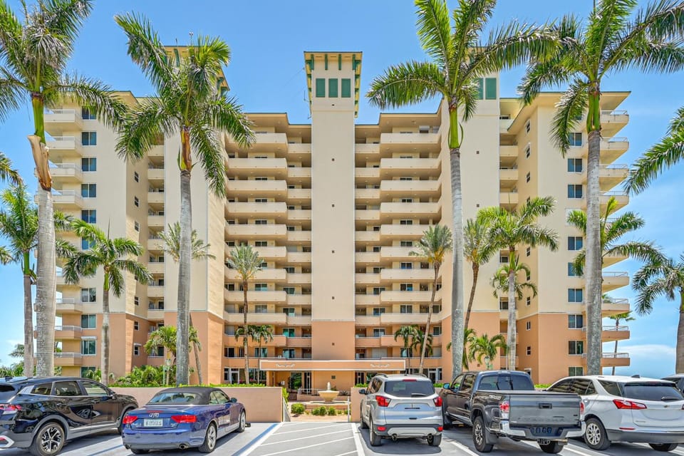 Beachfront Condo w/ Wide Balcony in Marco Island! House in Marco Island