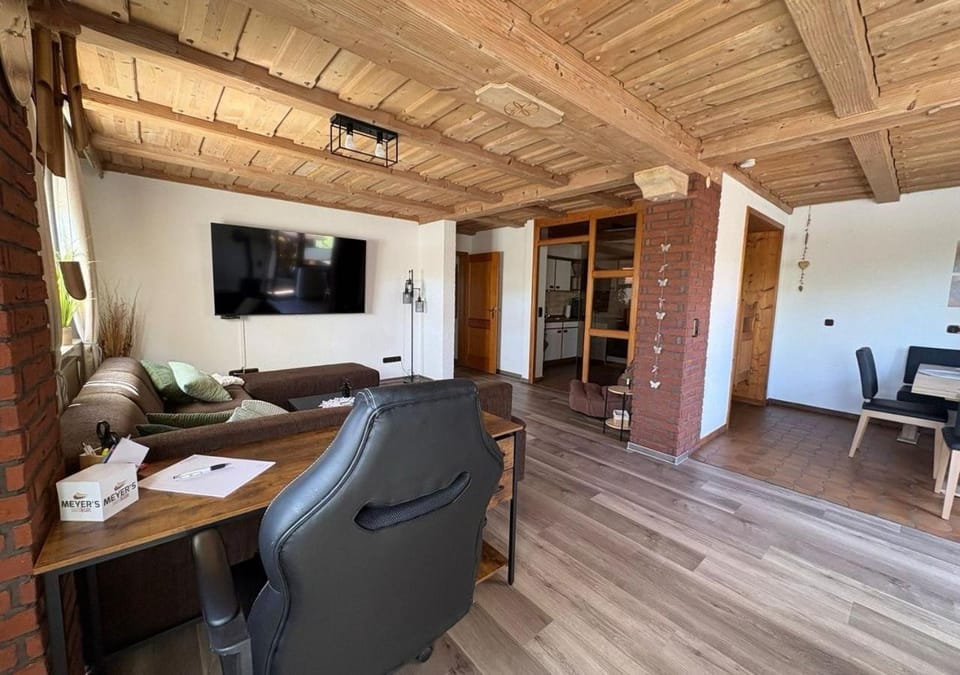 TV and multimedia, Living room, Seating area, Evening entertainment