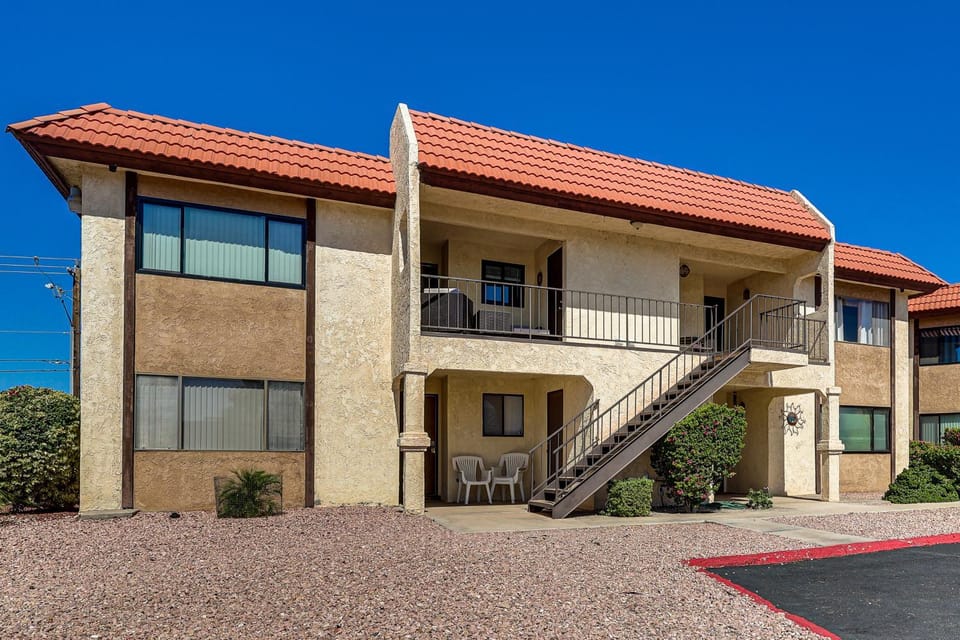 Poolside Fun, Lake Havasu Views! Desert Getaway House in Lake Havasu City