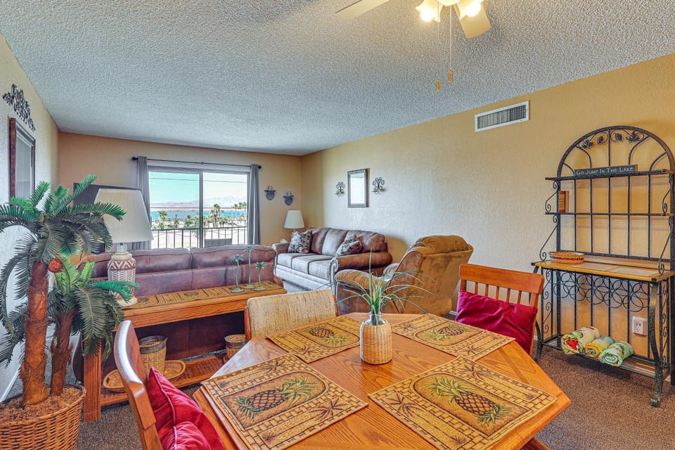 Poolside Fun, Lake Havasu Views! Desert Getaway House in Lake Havasu City
