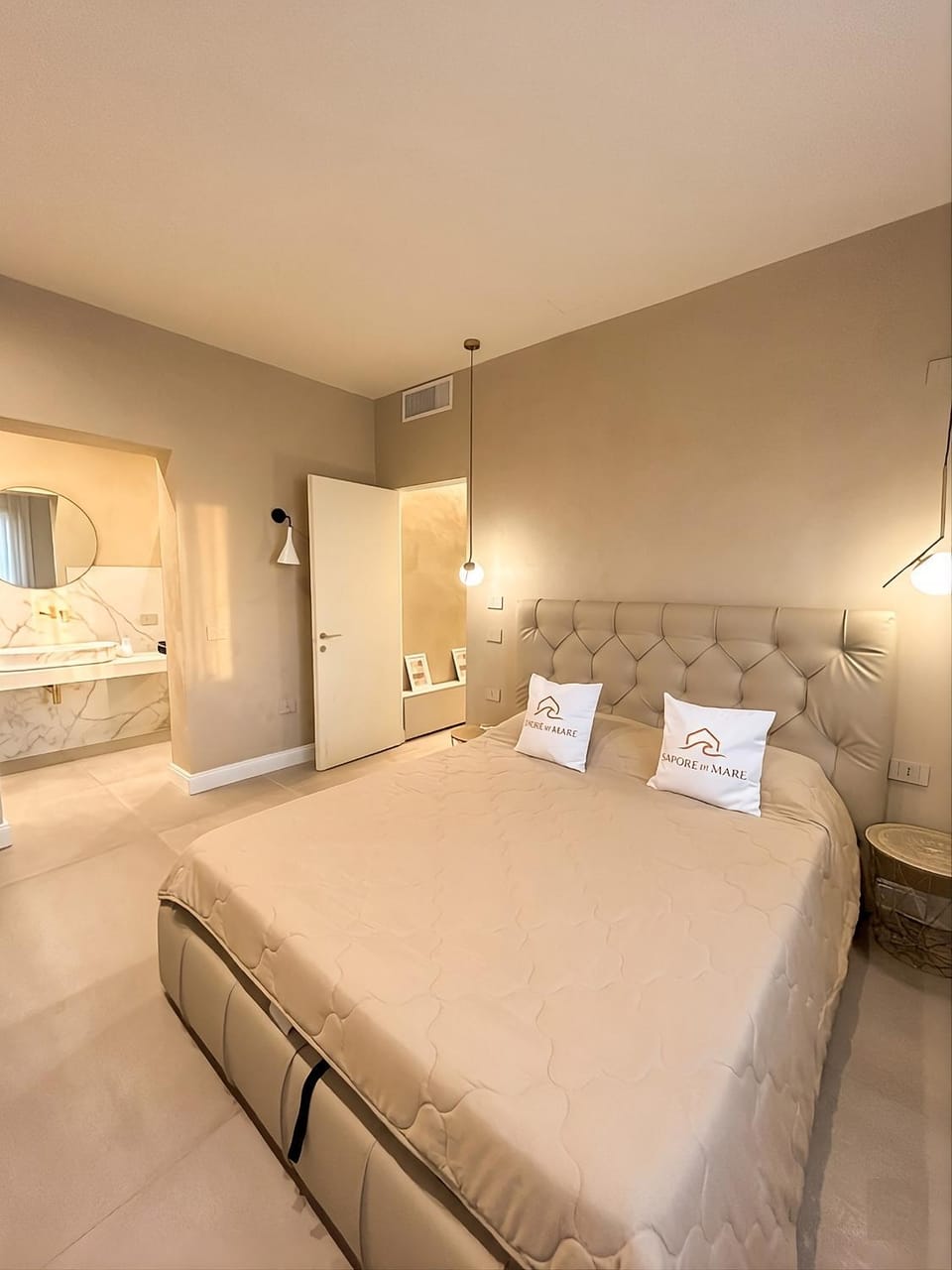Shower, Bed, Bathroom, TV and multimedia, View (from property/room), Photo of the whole room, Decorative detail, Decorative detail, Bedroom, young children, older children, bidet, furniture, heating, internet, towels, wardrobe, air conditioner