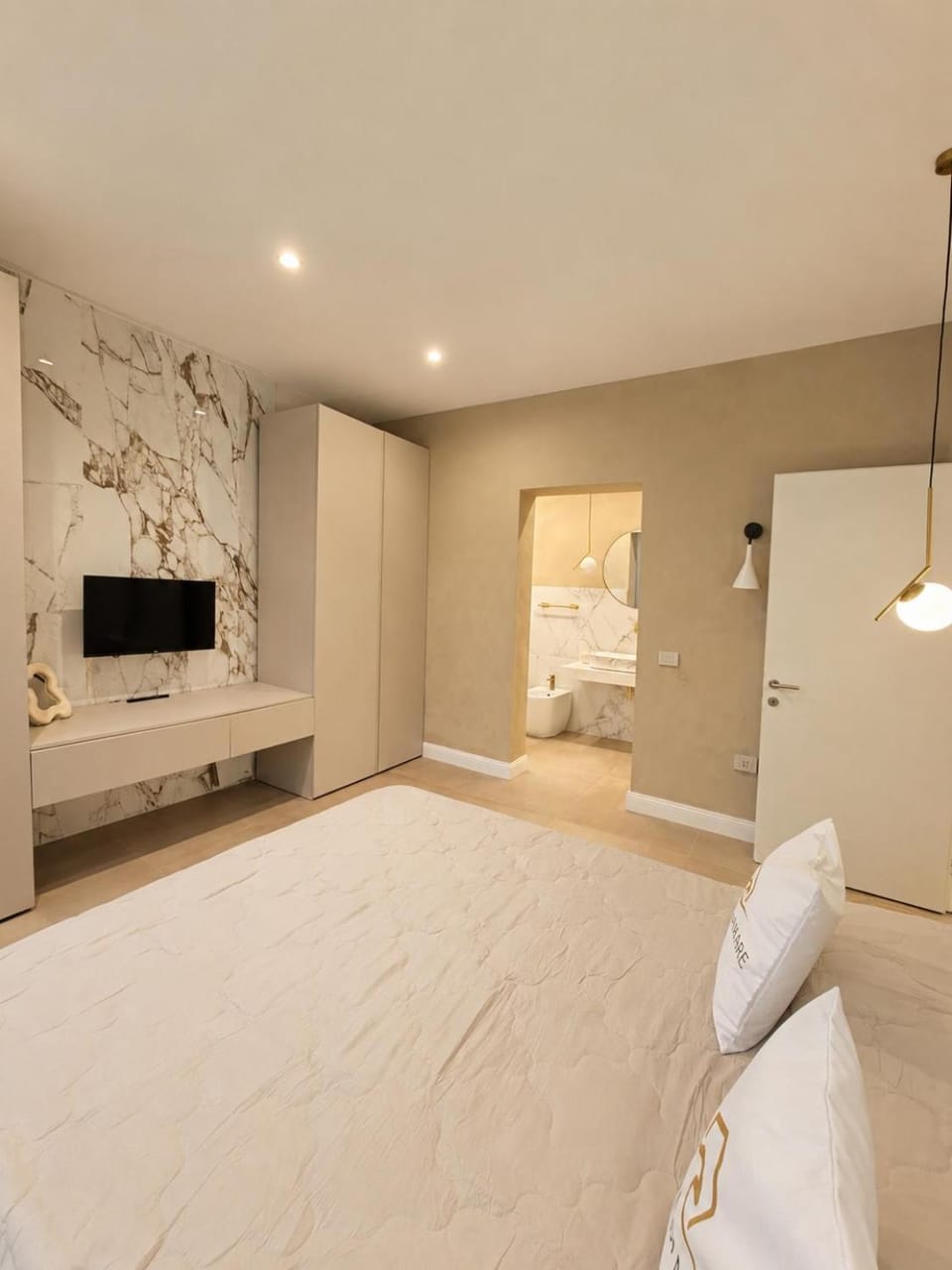 Bed, TV and multimedia, View (from property/room), Photo of the whole room, Decorative detail, Bedroom, children, older children, bidet, furniture, heating, internet, internet, towels, wardrobe, air conditioner