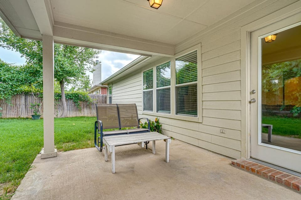 Fenced Yard & Patio! Family Escape in DFW Suburbs House in Fort Worth