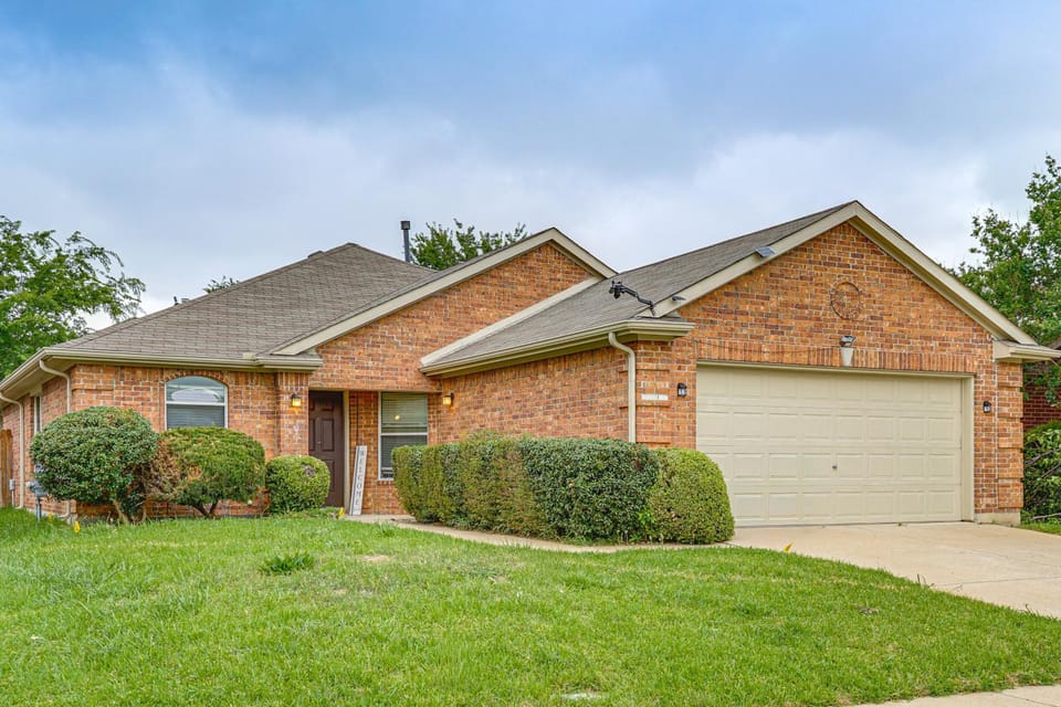 Fenced Yard & Patio! Family Escape in DFW Suburbs House in Fort Worth