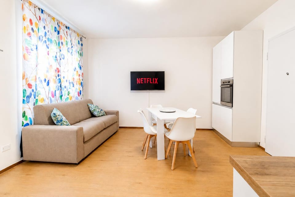 Communal lounge/ TV room, TV and multimedia, Living room, Seating area, Dining area