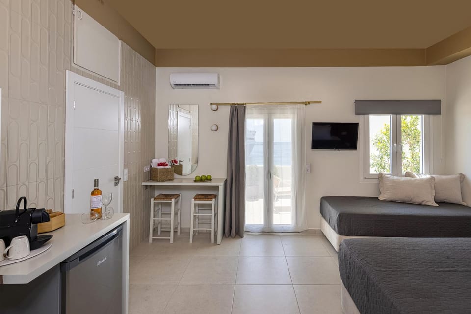 Communal lounge/ TV room, Bed, Kitchen or kitchenette, Living room, Photo of the whole room, Seating area, Dining area, Bedroom, minibar, air conditioner