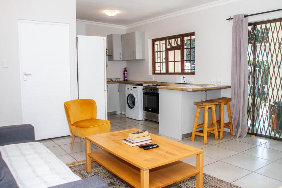 Kitchen or kitchenette, Lounge or bar