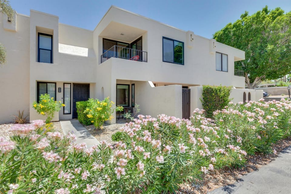 Unwind Poolside, Walk to El Paseo: Desert Oasis! House in Palm Desert