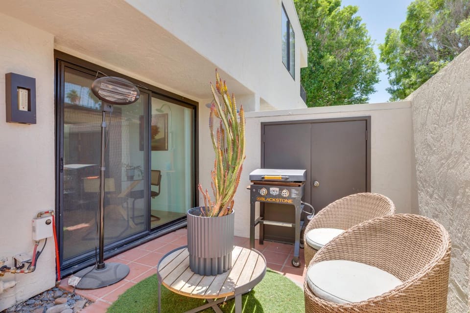 Unwind Poolside, Walk to El Paseo: Desert Oasis! House in Palm Desert
