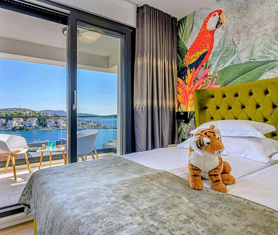 Bed, View (from property/room), Balcony/Terrace, Photo of the whole room, Seating area, Bedroom, City view, Sea view