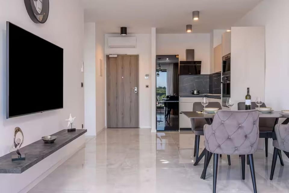 TV and multimedia, Kitchen or kitchenette, Living room, Seating area, Dining area, oven, stove, air conditioner