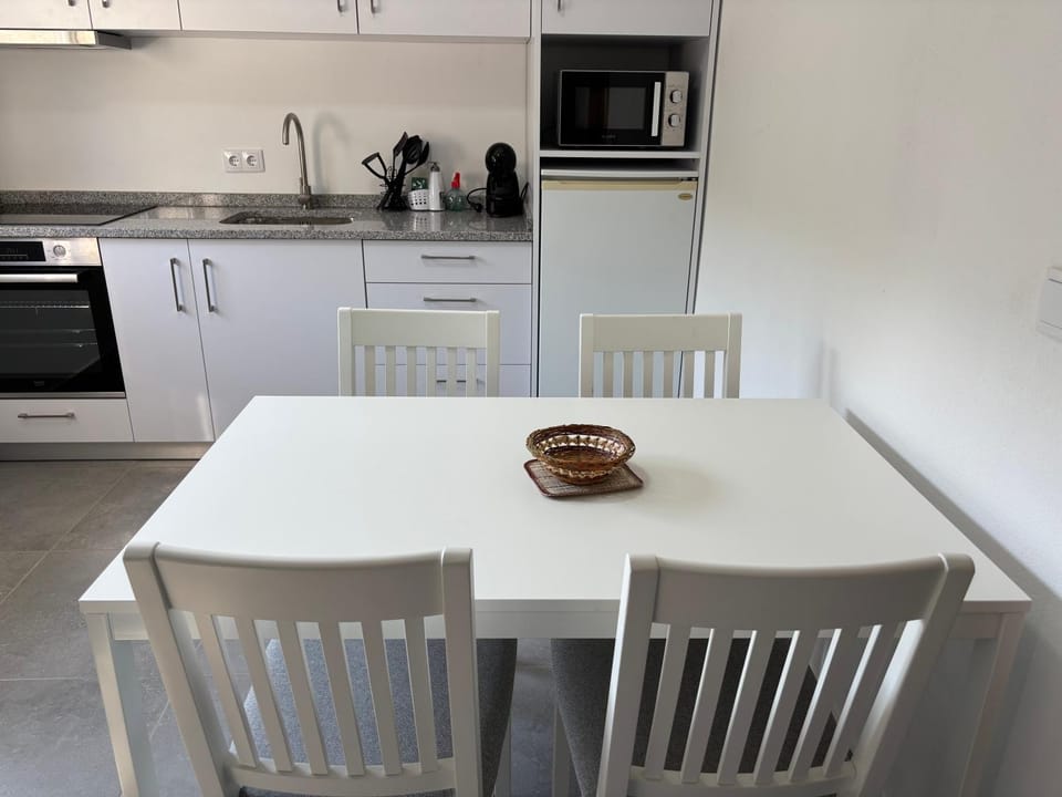 Kitchen or kitchenette, Dining area, stove