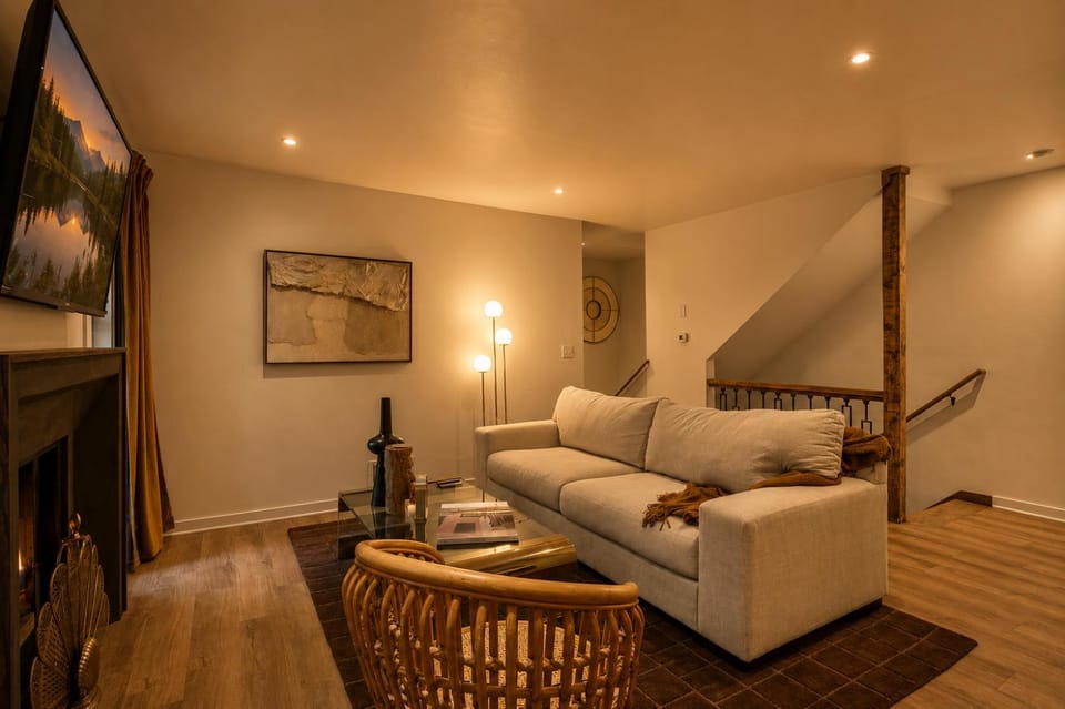 TV and multimedia, Living room, Seating area, fireplace
