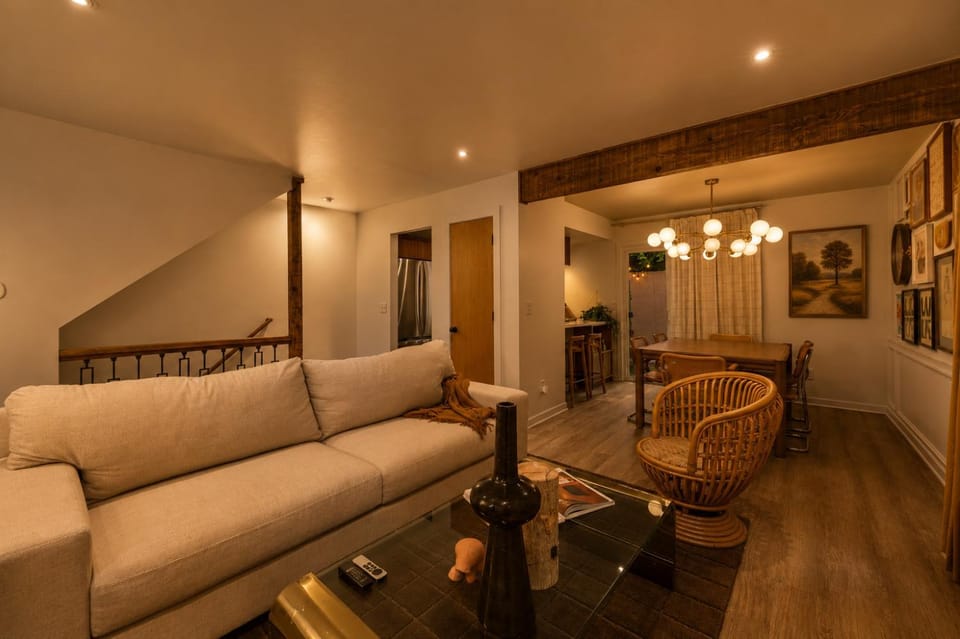 Living room, Seating area, Dining area, Dinner