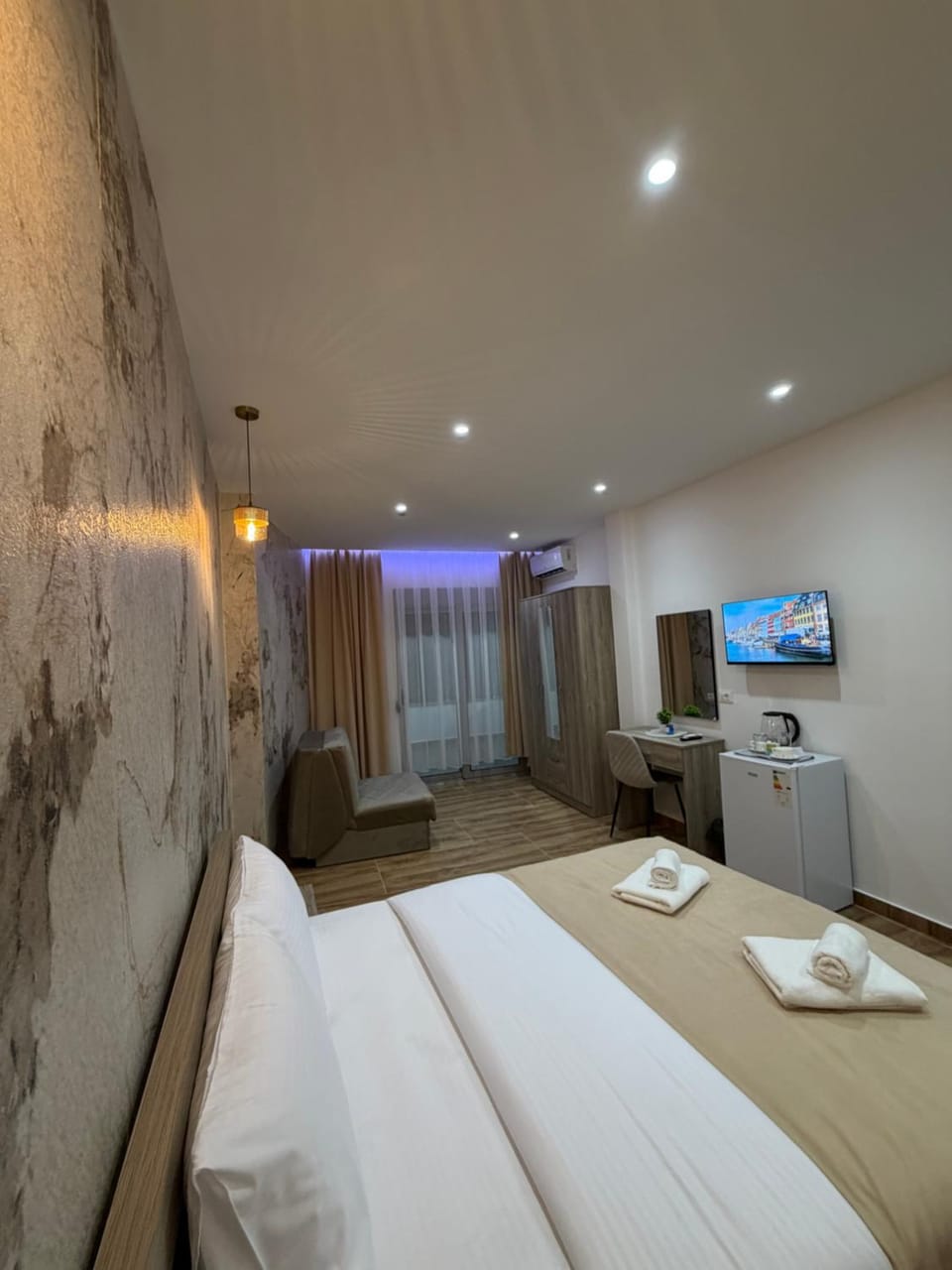 Communal lounge/ TV room, Bed, TV and multimedia, Photo of the whole room, Seating area, Bedroom