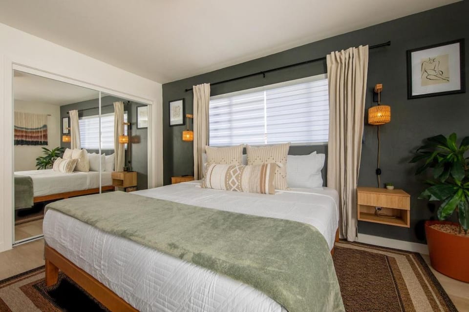 Sleeps 6 - Hot Tub - Fire Pit - Patio - LAX SoFi Apartment in Hawthorne