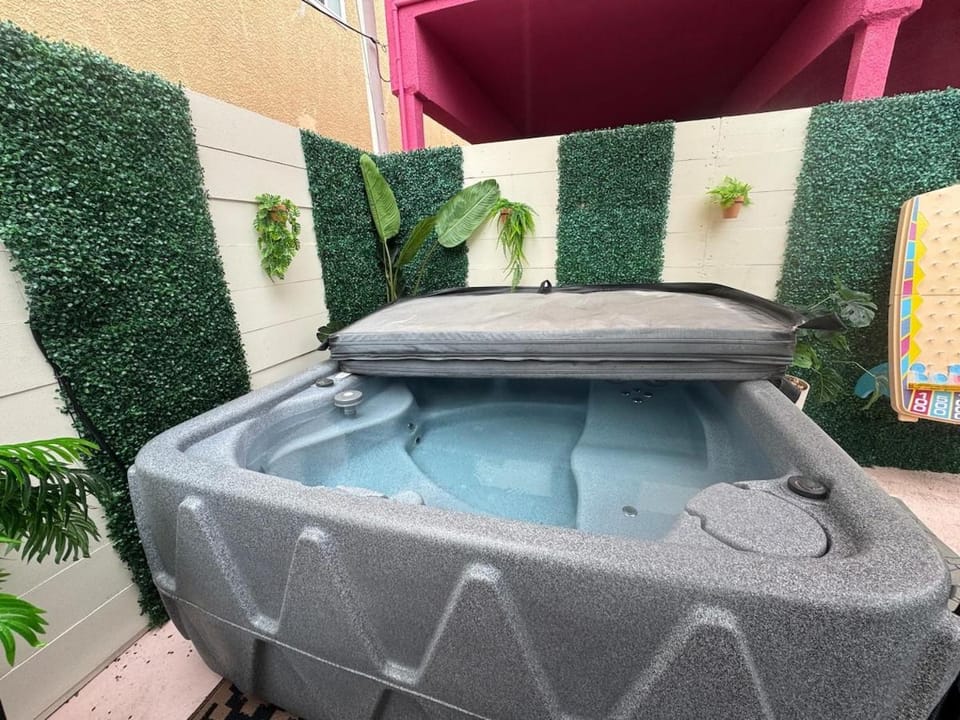 Sleeps 6 - Hot Tub - Fire Pit - Patio - LAX SoFi Apartment in Hawthorne