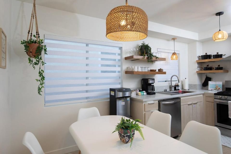 Sleeps 6 - Hot Tub - Fire Pit - Patio - LAX SoFi Apartment in Hawthorne