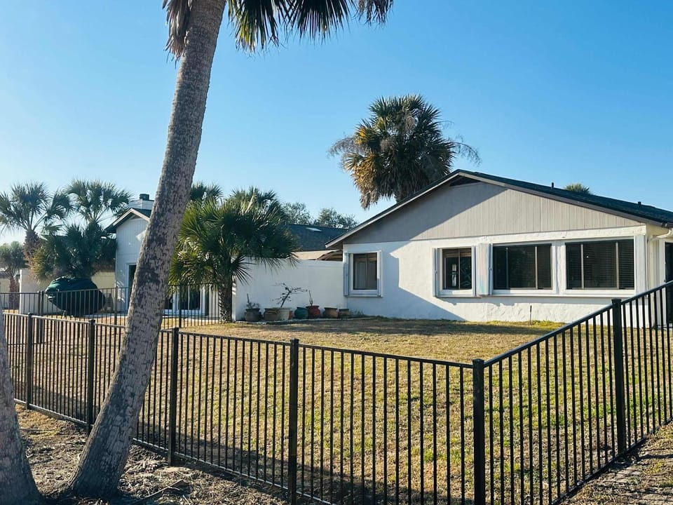 KoKo Hut Golf Views Fenced Coastal Cottage House in Palm Coast